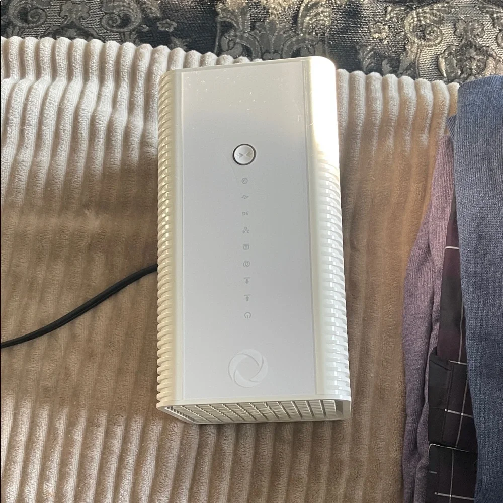 White Network Router with Status LEDs - Unbranded - Picture 1 of 4